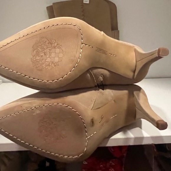 Vince Camuto Neutral Suede Pointed Toe Slim Heel Knee Boots Sz 7.5 Classic - Picture 2 of 10